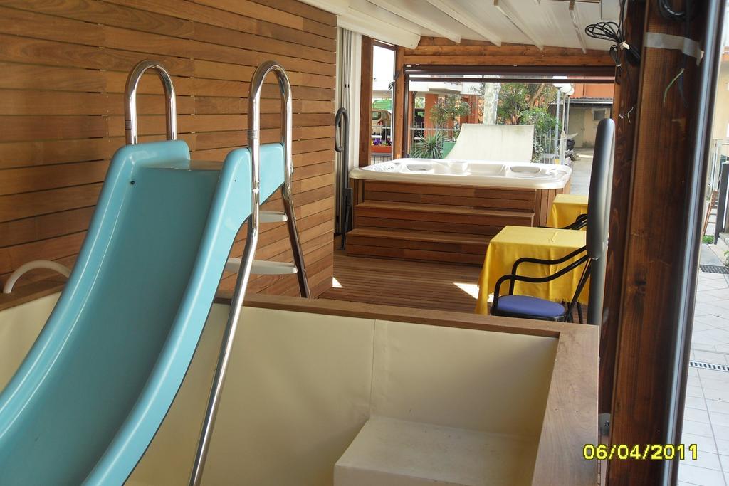 Hotel Aros Rimini Esterno foto