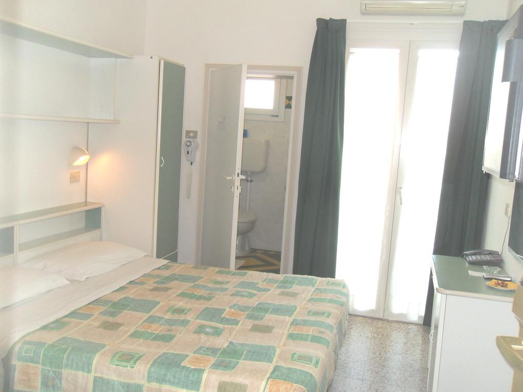 Hotel Aros Rimini Esterno foto