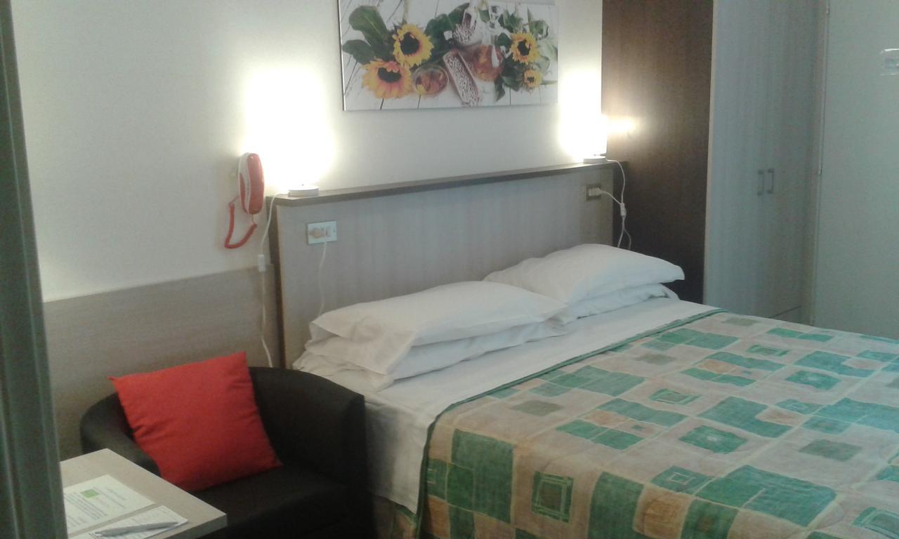 Hotel Aros Rimini Esterno foto