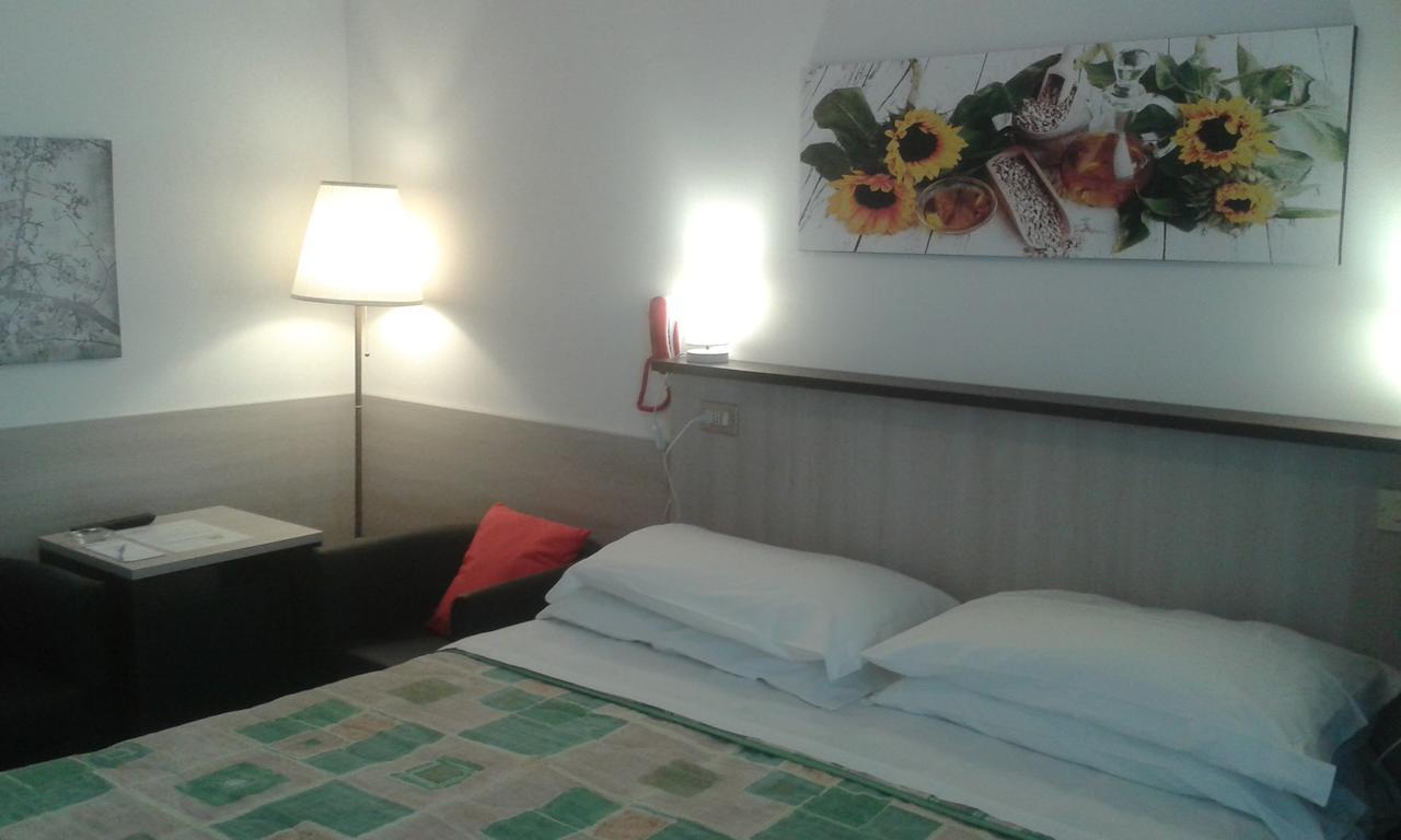 Hotel Aros Rimini Esterno foto