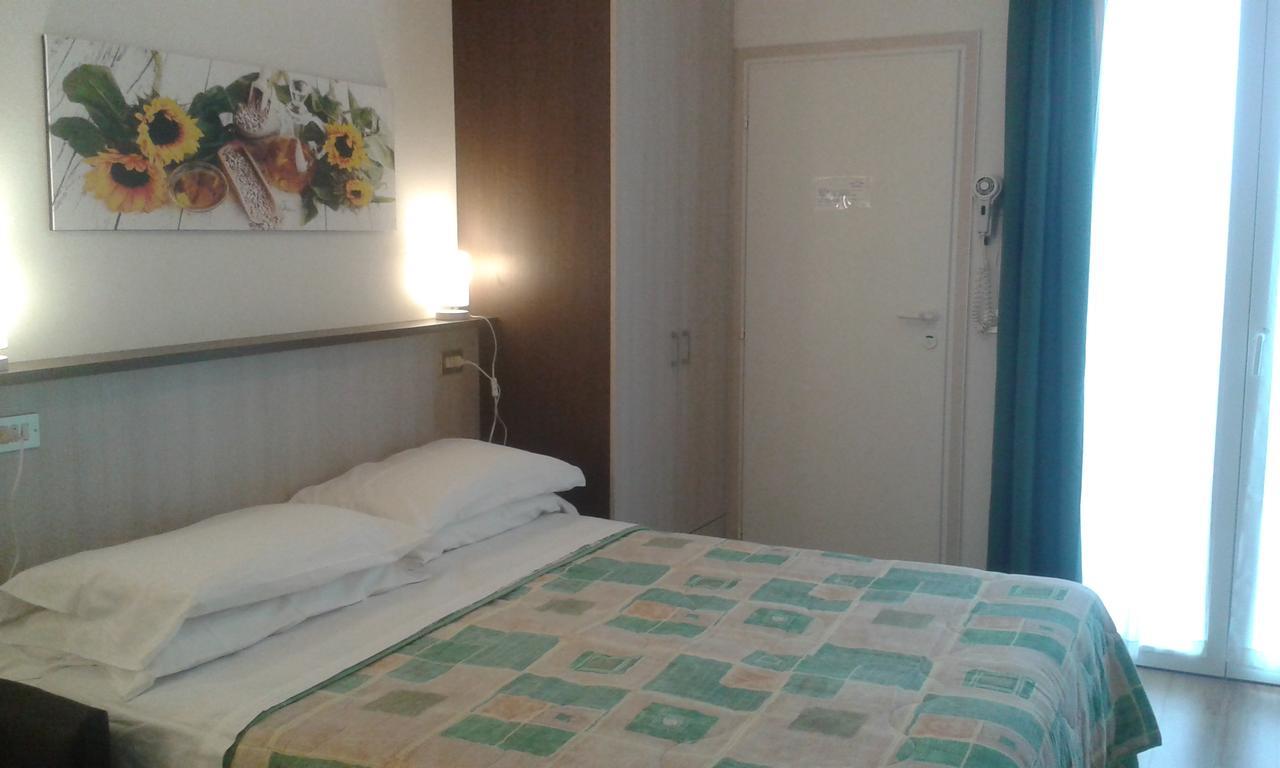 Hotel Aros Rimini Esterno foto