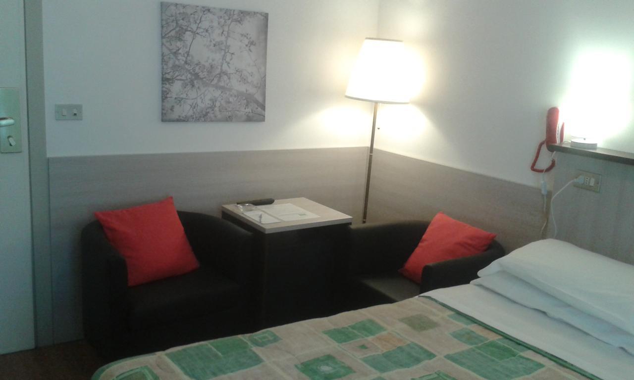 Hotel Aros Rimini Esterno foto