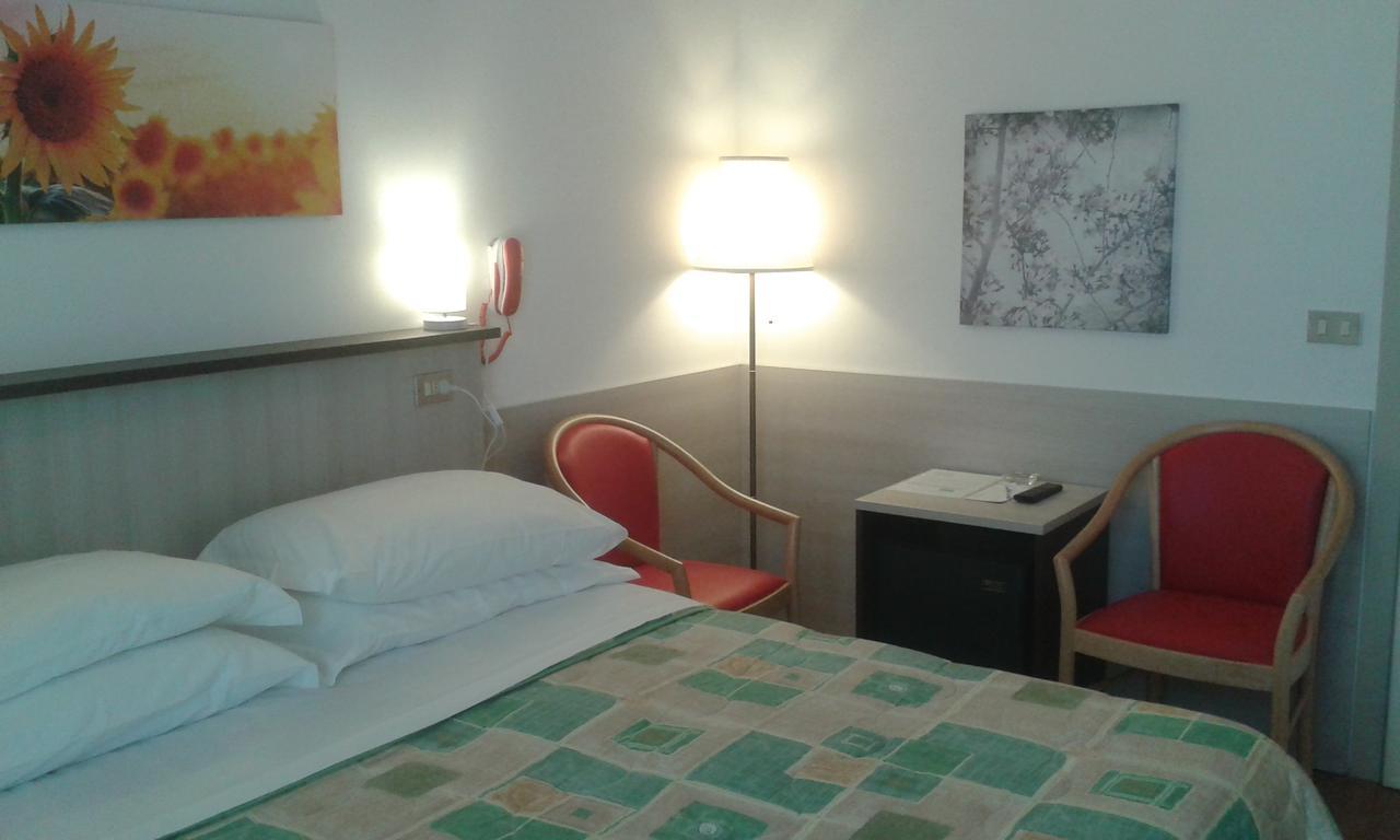 Hotel Aros Rimini Esterno foto